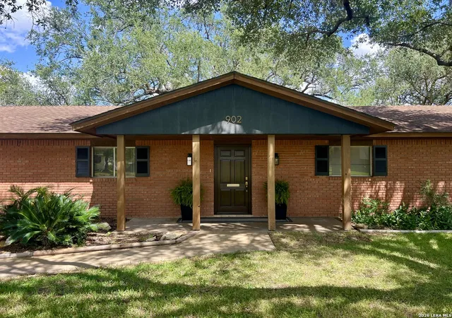 Photo 1 of Single family home for sale at 902 Oakridge Dr, Pleasanton, TX 78064 | MLS# 1990253 | Listing updated on 2026-08-23