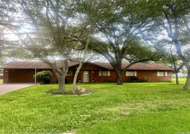 Homes for sale in Pleasanton, TX | 902 Oakridge Dr, Pleasanton, TX 78064 | MLS# 1990253
