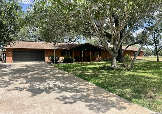 Photo 2 of Single family home for sale at 902 Oakridge Dr, Pleasanton, TX 78064 | MLS# 1990253 | Listing updated on 2026-08-23