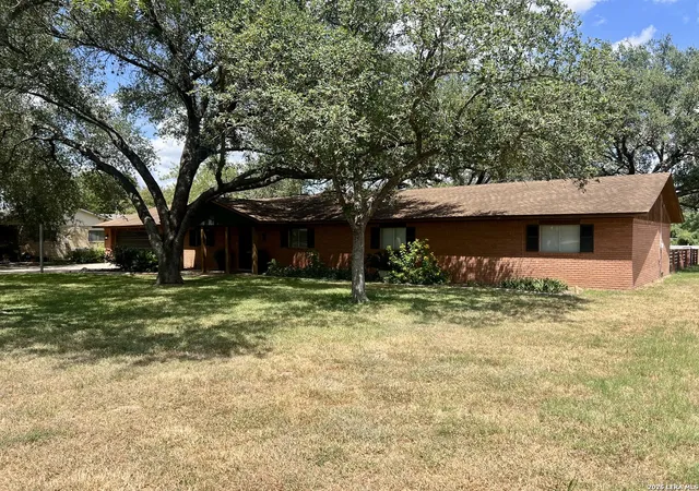 Photo 3 of Single family home for sale at 902 Oakridge Dr, Pleasanton, TX 78064 | MLS# 1990253 | Listing updated on 2026-08-23