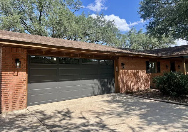 Photo 3 of Single family home for sale at 902 Oakridge Dr, Pleasanton, TX 78064 | MLS# 1990253 | Listing updated on 2026-08-23