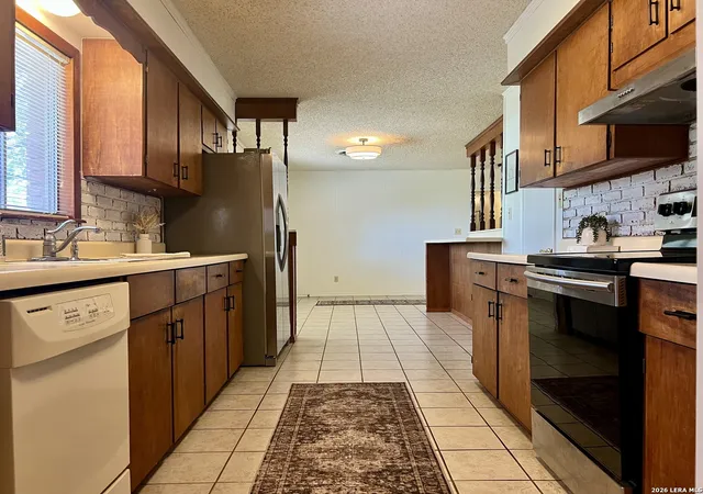 Photo 4 of Single family home for sale at 902 Oakridge Dr, Pleasanton, TX 78064 | MLS# 1990253 | Listing updated on 2026-08-23