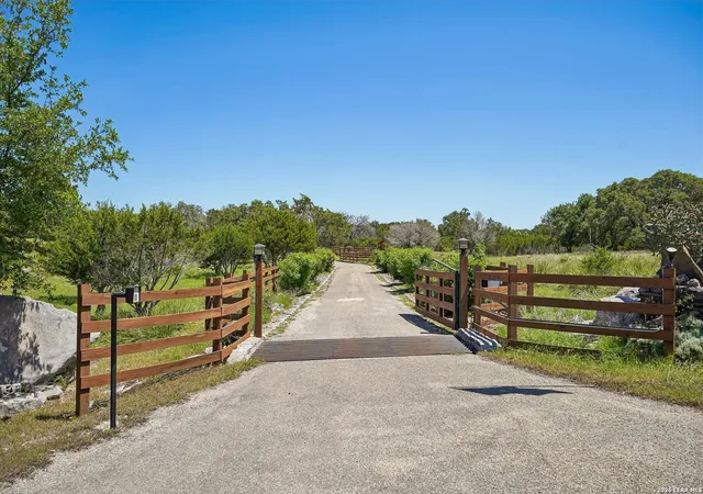 5th image of 722 W Lacey Oaks Parkway, Kerrville, TX 78028 | MLS# 1990351