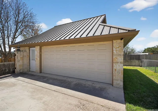 Photo 3 of Single family home for sale at 204 Red Oak Ln, Ingram, TX 78025 | MLS# 1990380 | Listing updated on 2026-09-12