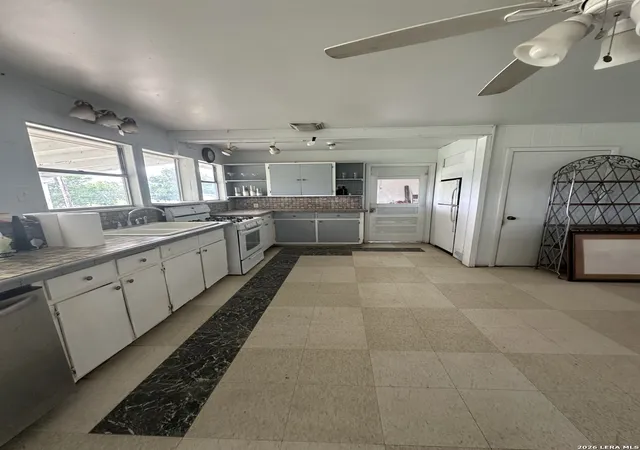 5th image of 9 Sky Line Dr, Comfort, TX 78013 | MLS# 1990702