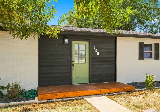 Photo 3 of Single family home for sale at 208 S State Hwy 16, Jourdanton, TX 78026 | MLS# 1990707 | Listing updated on 2026-09-09