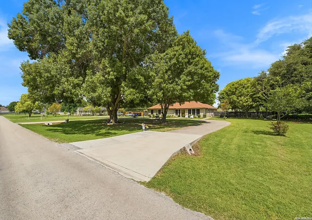 Photo 3 of Single family home for sale at 108 Woodlake Dr, Mc Queeney, TX 78123 | MLS# 1990759 | Listing updated on 2026-08-22