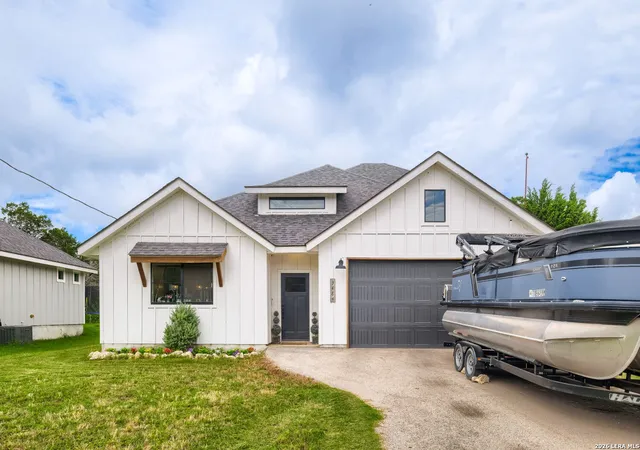 Photo 2 of Single family home for sale at 3484 Lakeview Dr, Canyon Lake, TX 78133 | MLS# 1990854 | Listing updated on 2026-07-19