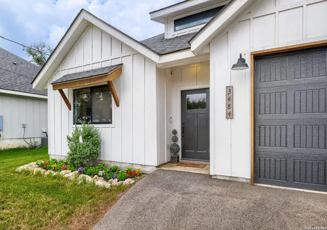 Photo 2 of Single family home for sale at 3484 Lakeview Dr, Canyon Lake, TX 78133 | MLS# 1990854 | Listing updated on 2026-07-19