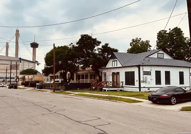Photo 3 of Single family home for sale at 819 Wyoming St, San Antonio, TX 78203 | MLS# 1991212 | Listing updated on 2026-08-28