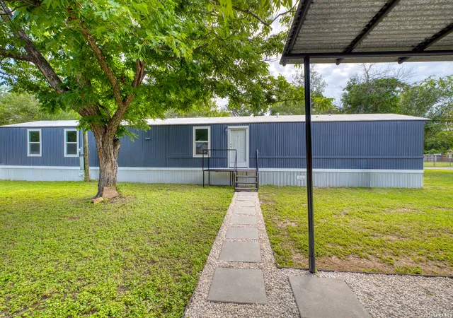 3rd image of 111 W Mahaffey St, Uvalde, TX 78801 | MLS# 1991263