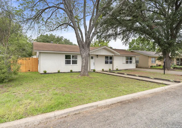 Photo 3 of Single family home for sale at 614 S Columbus St, Fredericksburg, TX 78624 | MLS# 1991417 | Listing updated on 2026-09-08