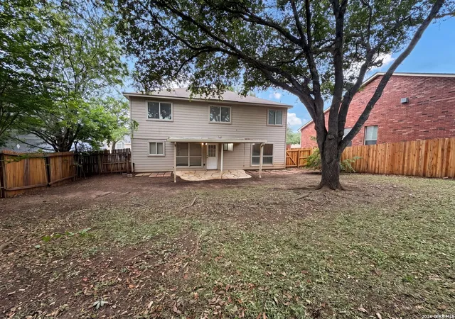 Photo 4 of Single family home for sale at 8423 Berry Knoll Dr, Universal City, TX 78148 | MLS# 1991430 | Listing updated on 2026-09-18