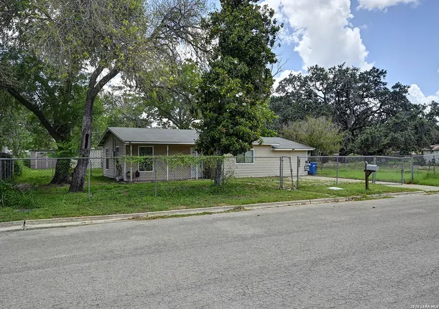 Photo 3 of Single family home for sale at 904 San Antonio, Pleasanton, TX 78064 | MLS# 1991624 | Listing updated on 2026-08-12