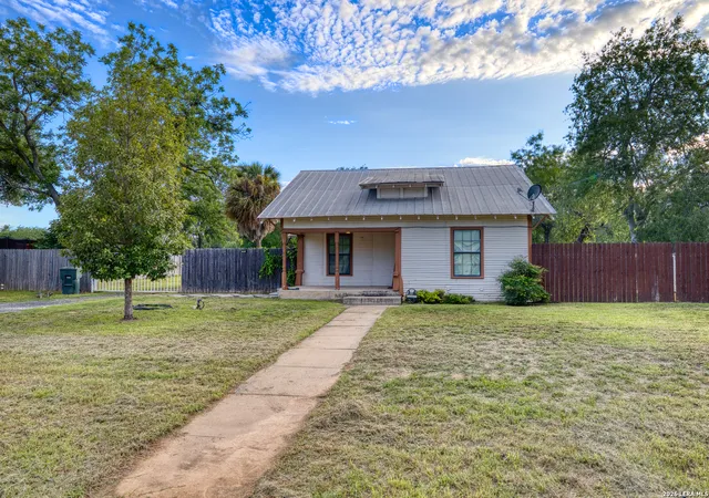1st image of 1231 N High St, Uvalde, TX 78801 | MLS# 1991683