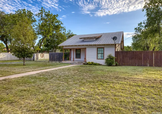 2nd image of 1231 N High St, Uvalde, TX 78801 | MLS# 1991683