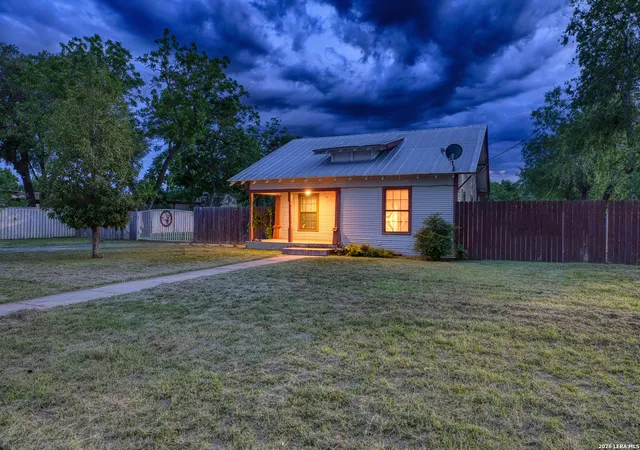 3rd image of 1231 N High St, Uvalde, TX 78801 | MLS# 1991683