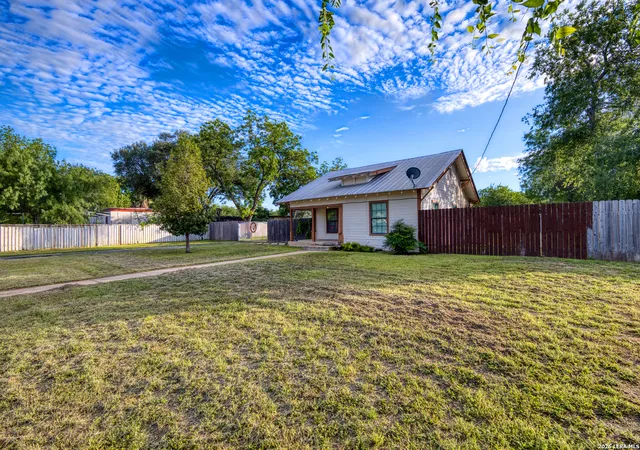 4th image of 1231 N High St, Uvalde, TX 78801 | MLS# 1991683