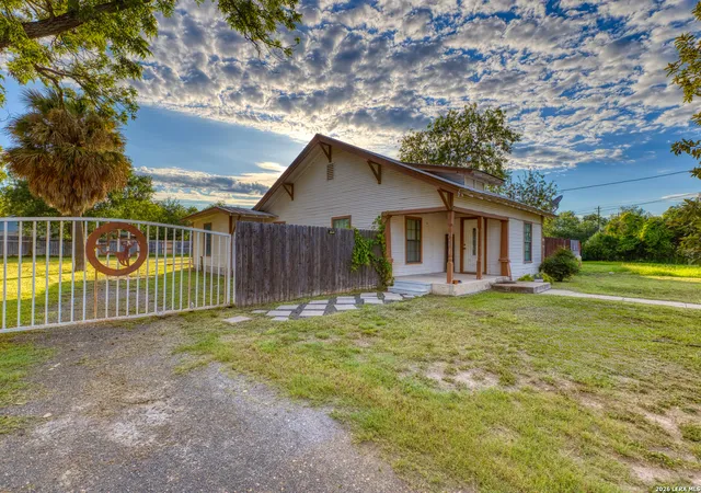 5th image of 1231 N High St, Uvalde, TX 78801 | MLS# 1991683