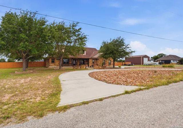 Photo 2 of Sale Pending at 117 Vintage Run, La Vernia, TX 78121 | MLS# 1991703 | Listing updated on 2026-08-30