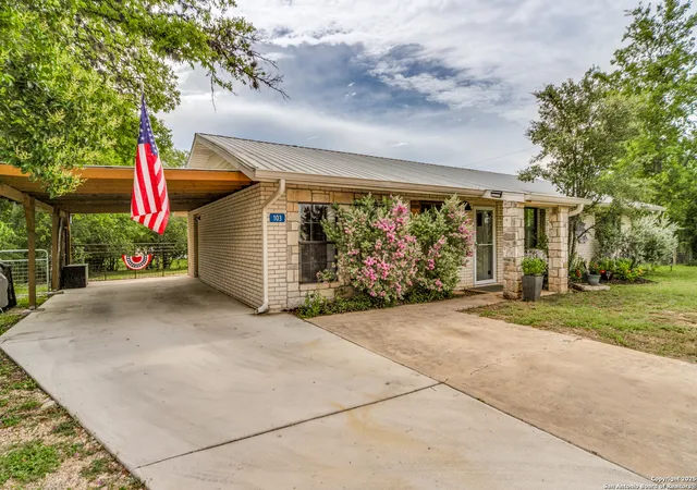Homes for sale in Comfort, TX | 103 Amber Dr, Comfort, TX 78013 | MLS# 1991848