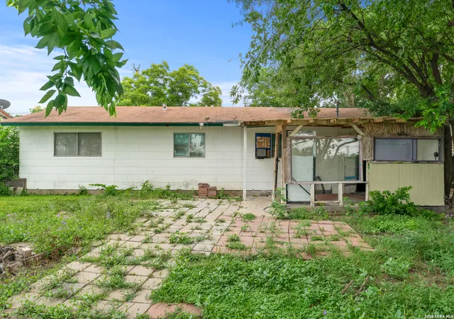 Photo 3 of Sale Pending at 506 Parkview Dr, Universal City, TX 78148 | MLS# 1991865 | Listing updated on 2026-08-14