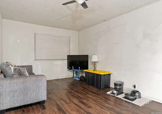 Photo 4 of Sale Pending at 506 Parkview Dr, Universal City, TX 78148 | MLS# 1991865 | Listing updated on 2026-08-14