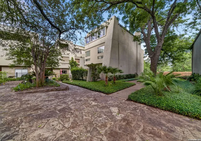 3rd image of 3102 Eisenhauer Rd, San Antonio, TX 78209