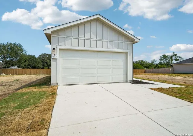 Photo 3 of Single family home for sale at 947 Bull Boat Ln, San Antonio, TX 78221 | MLS# 1991968 | Listing updated on 2026-09-18