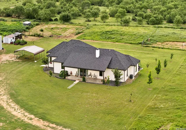 Homes for sale in Devine, TX | 965 County Road 7611, Devine, TX 78016 | MLS# 1992126