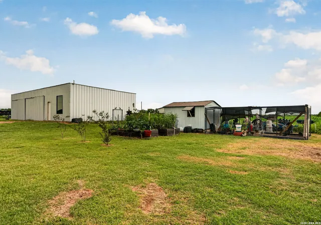 Homes for sale in Devine, TX | 965 County Road 7611, Devine, TX 78016 | MLS# 1992126