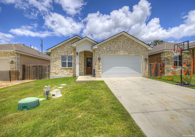 Photo 1 of Single family home for sale at 627 Hummingbird, Canyon Lake, TX 78133 | MLS# 1992194 | Listing updated on 2026-07-13