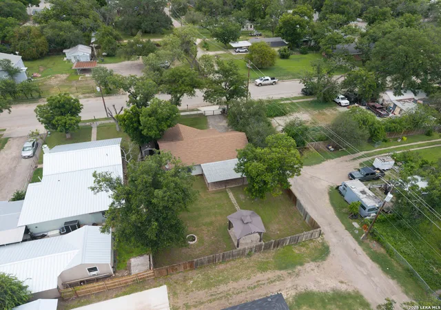 35th image of 221 N Crisp St, Uvalde, TX 78801 | MLS# 1992203