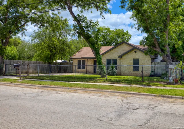 3rd image of 221 N Crisp St, Uvalde, TX 78801 | MLS# 1992203