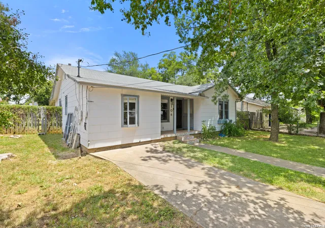 Homes for sale in Fredericksburg, TX | 106 W Mulberry, Fredericksburg, TX 78624 | MLS# 1992276