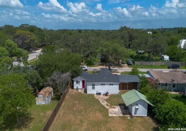 Photo 4 of Single family home for sale at 303 Lee Dr, Devine, TX 78016 | MLS# 1992325 | Listing updated on 2026-09-11