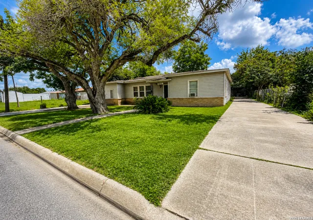 Homes for sale in Beeville, TX | 312 N Monroe, Beeville, TX 78102 | MLS# 1992495