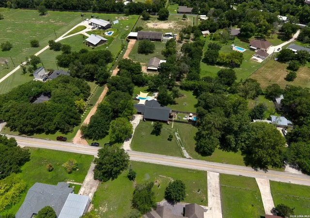 2nd image of 207 Woodlake Dr, Mc Queeney, TX 78123 | MLS# 1992534