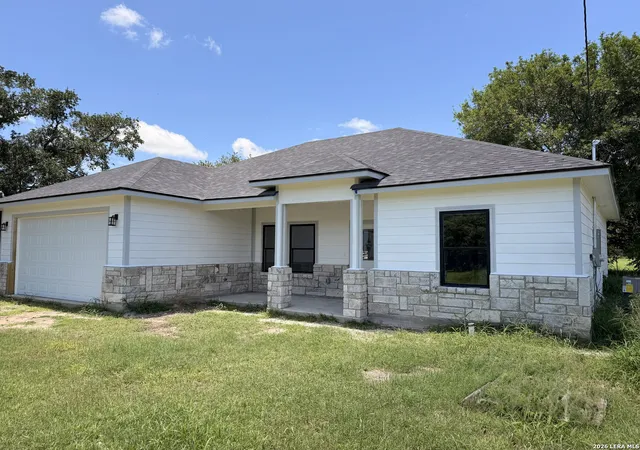 Homes for sale in Beeville, TX | 903 E Bowie St, Beeville, TX 78102 | MLS# 1992762