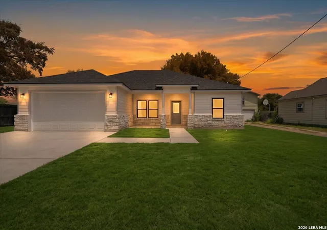 Photo 1 of Single family home for sale at 903 E Bowie St, Beeville, TX 78102 | MLS# 1992762 | Listing updated on 2026-09-27