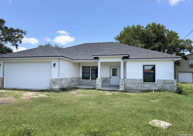 Homes for sale in Beeville, TX | 903 E Bowie St, Beeville, TX 78102 | MLS# 1992762