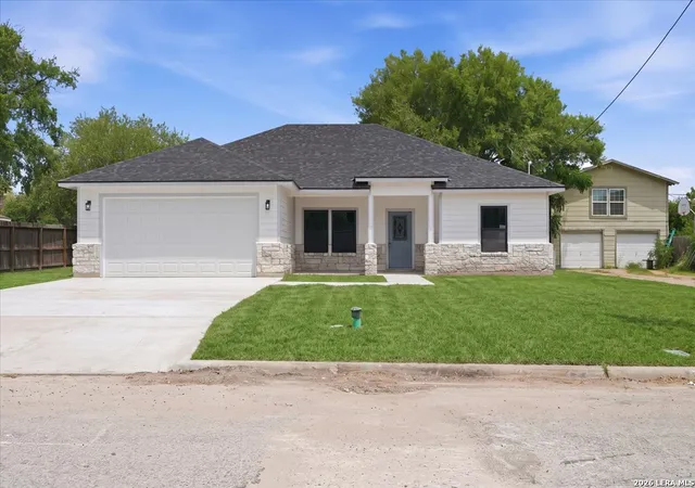 Photo 2 of Single family home for sale at 903 E Bowie St, Beeville, TX 78102 | MLS# 1992762 | Listing updated on 2026-09-27