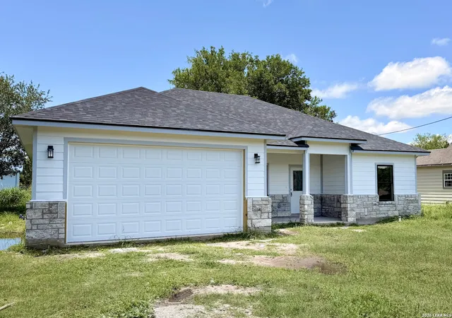 Homes for sale in Beeville, TX | 903 E Bowie St, Beeville, TX 78102 | MLS# 1992762