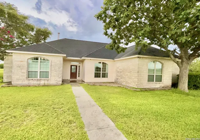 Homes for sale in Beeville, TX | 721 Deaf Smith Rd, Beeville, TX 78102 | MLS# 1992776
