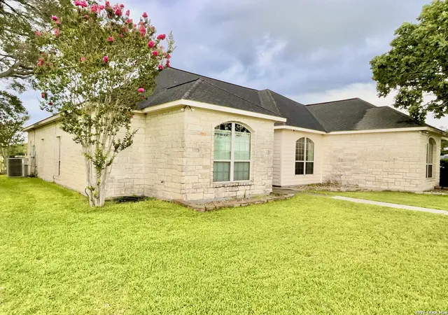 4th image of 721 Deaf Smith Rd, Beeville, TX 78102 | MLS# 1992776