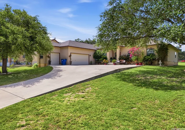 Homes for sale in Devine, TX | 612 Jack Nickolaus Dr, Devine, TX 78016 | MLS# 1992992
