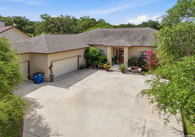Homes for sale in Devine, TX | 612 Jack Nickolaus Dr, Devine, TX 78016 | MLS# 1992992