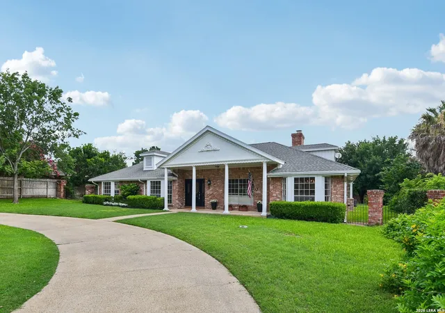 Photo 2 of Single family home for sale at 211 Chattington Ct, Castle Hills, TX 78213 | MLS# 1993140 | Listing updated on 2026-09-15