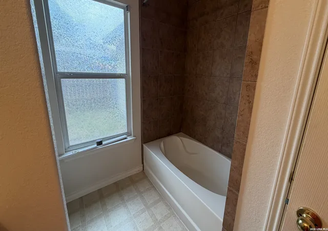 10th image of 609 Meadow Arbor Ln, Universal City, TX 78148 | MLS# 1993154