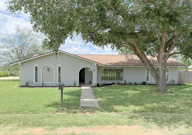 Homes for sale in Devine, TX | 401 Bluebonnet Ave, Devine, TX 78016 | MLS# 1993351